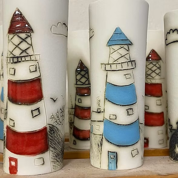 Ceramic lighthouses in blue or red on a white background